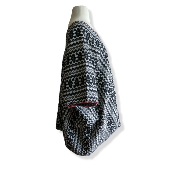 Oversized b&w poncho w hand stitching NWOT - Picture 2 of 4